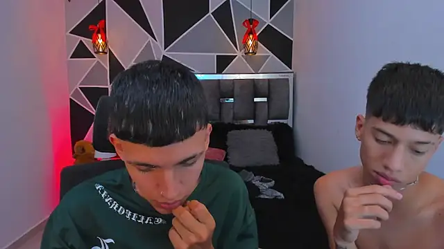 Juan_Nd_Steven's Live XXX Chat