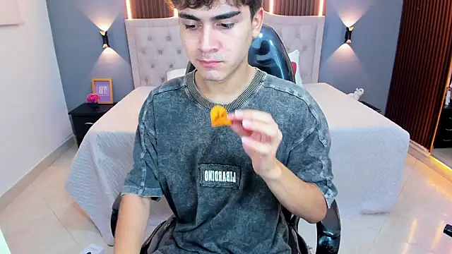 Tommy18__'s Live XXX Chat