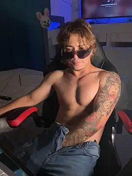 Show modela AngelLatinBoy na web-kameri