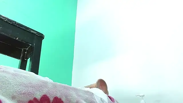 avaleri_cherry Show in webcam