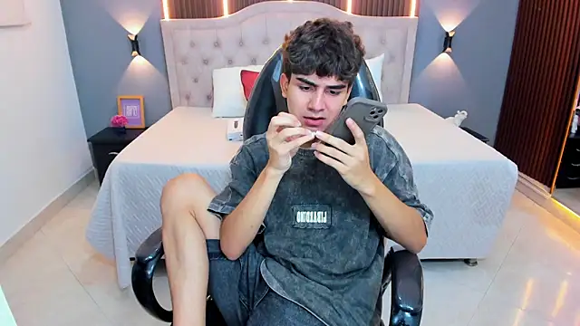 Tommy18__'s Live XXX Chat