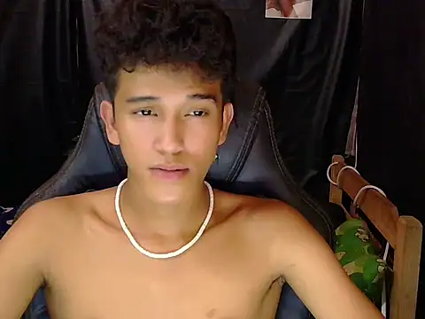 Chat XXX en directo de hugekenbigcock