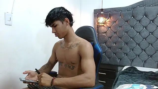 luka_big18: διαδικτυακό σόου στην κάμερα