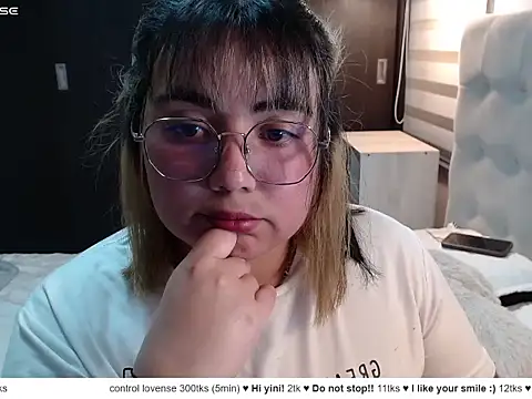 YiniBelle's Webcam Show