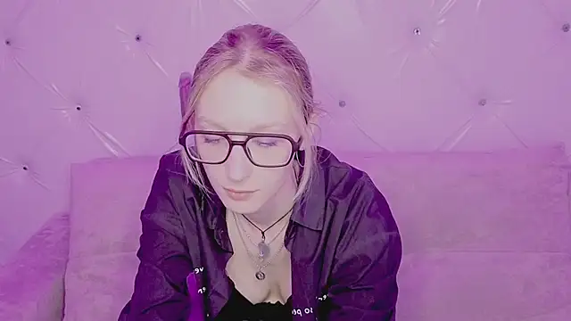 Akiro_Kim7 élő XXX-chatje