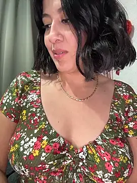 La_quecuu Show in webcam