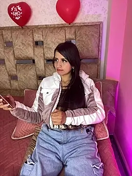 XXX chat uživo modela Lauraaa_pink18