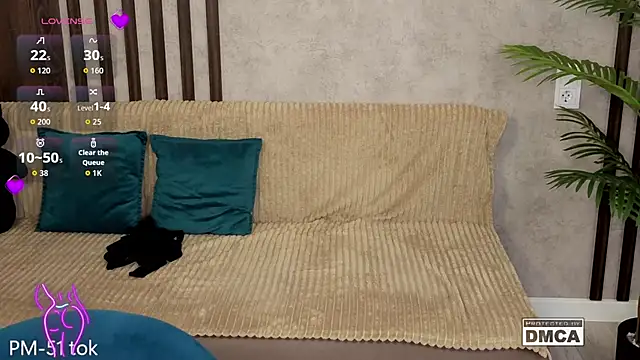 Holl1Would Live XXX-Chat