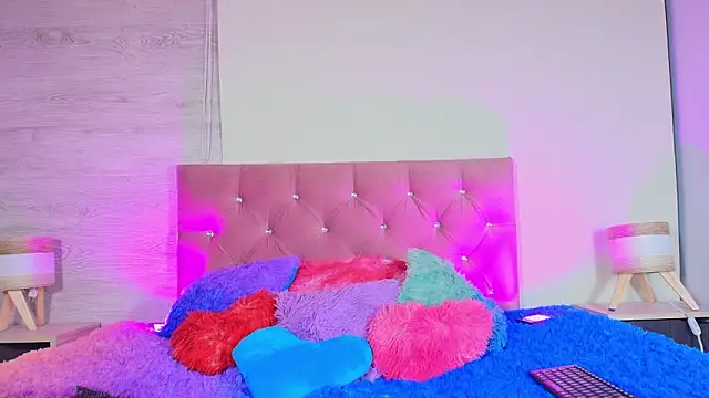 Zamara_Kleii: διαδικτυακό σόου στην κάμερα