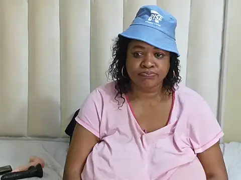 BUSTYQUEENK's Live XXX Chat