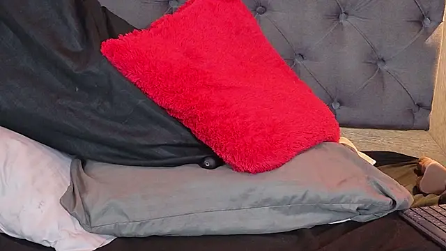 YayaHilton Adlı Modelin Canlı XXX Sohbeti