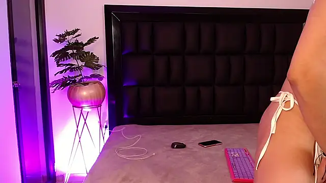 Chat +18 de mia_roosee1 ao vivo