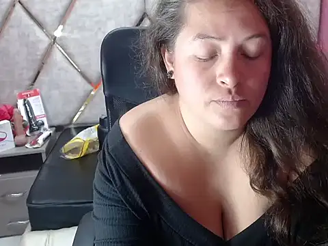 Sarah_Boobs_ Adlı Modelin Canlı XXX Sohbeti