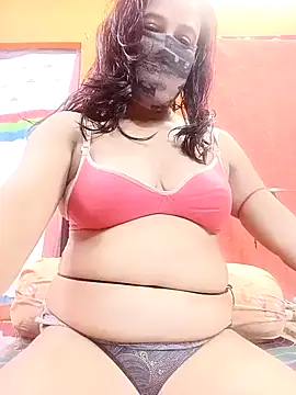 Hotpuja25: διαδικτυακό σόου στην κάμερα