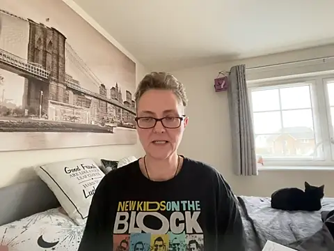 Curvy-Jinx's Live XXX Chat