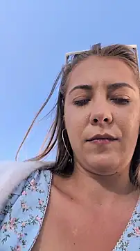 Risky_julia2330 Webcam show