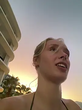 SunnyShineyのライブXXXチャット