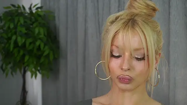 LanaReals 即時 XXX 聊天