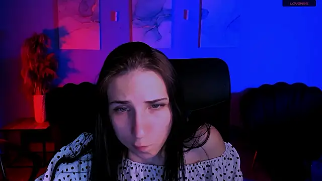 kaela_spell_: διαδικτυακό σόου στην κάμερα