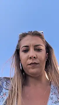 Risky_julia2330's Live XXX Chat