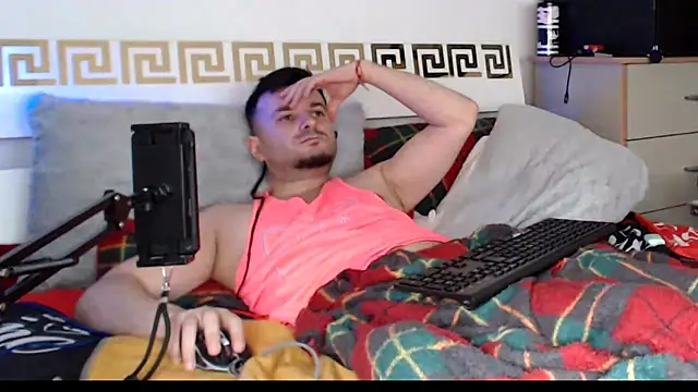 FuckToyBoy69 Adlı Modelin Canlı XXX Sohbeti