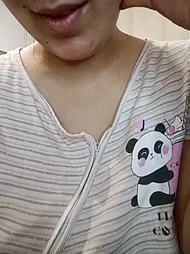 Emi_hot1 Adlı Modelin Canlı XXX Sohbeti