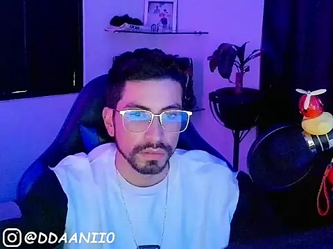 ddaanii0: διαδικτυακό σόου στην κάμερα