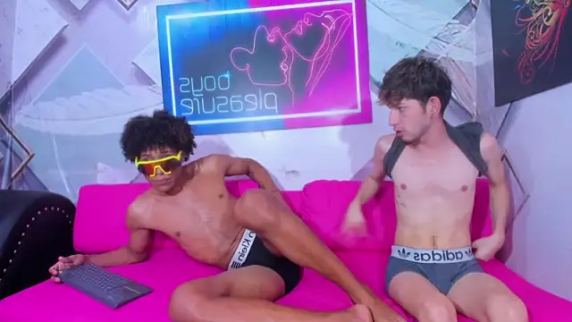 Spicy_guys 在  線直播表演