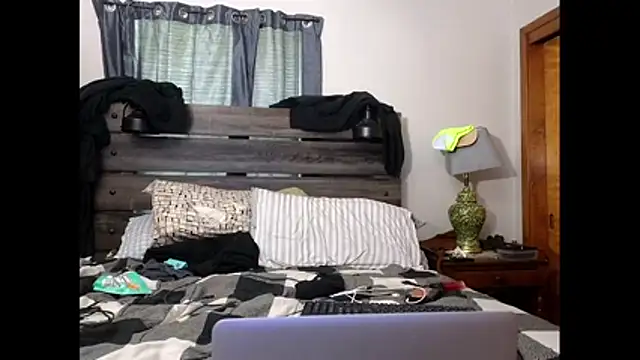 spazz247: διαδικτυακό σόου στην κάμερα