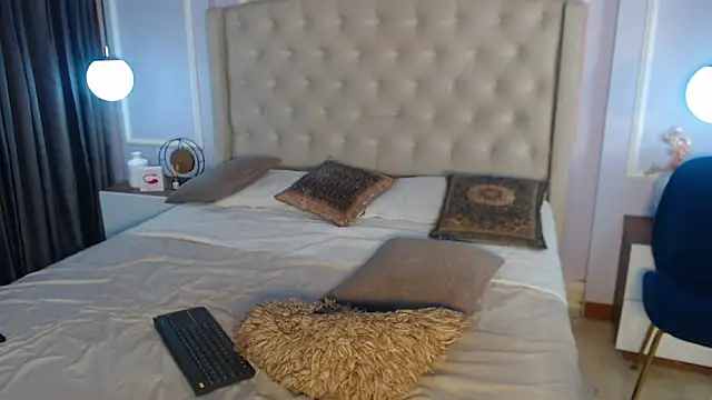 LiaTrainor's Live XXX Chat