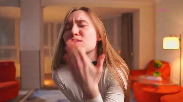 SharaNewbern's Live XXX Chat