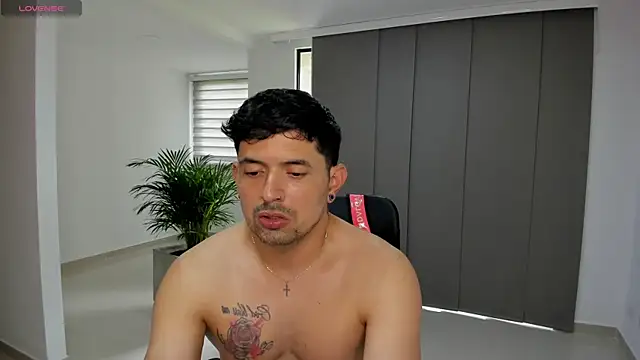 TroyeSavage's Live XXX Chat