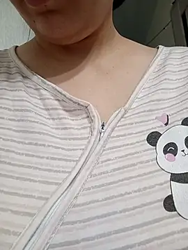 Emi_hot1 Adlı Modelin Canlı XXX Sohbeti