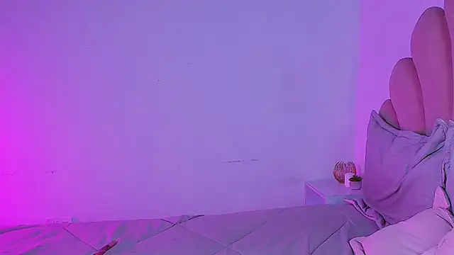 MiaColucci18's Live XXX Chat