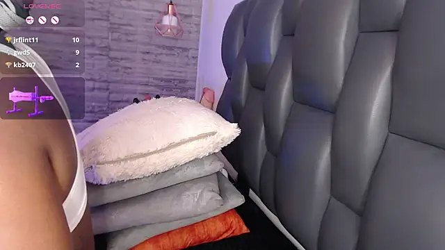 TinnaCobb's Live XXX Chat