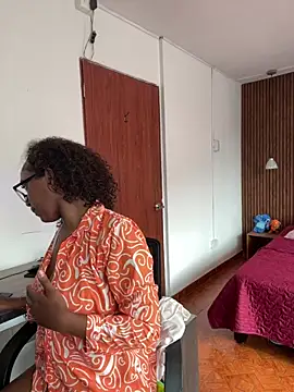 Emi_rousse Chat XXX in diretta