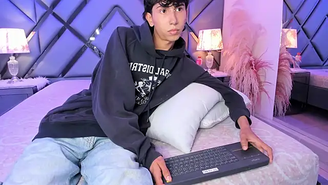 Milan_LewisS Adlı Modelin Canlı XXX Sohbeti