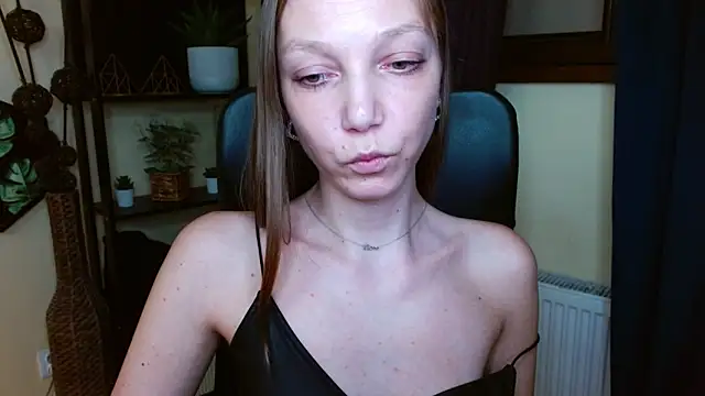 EmillyPlay élő XXX-chatje