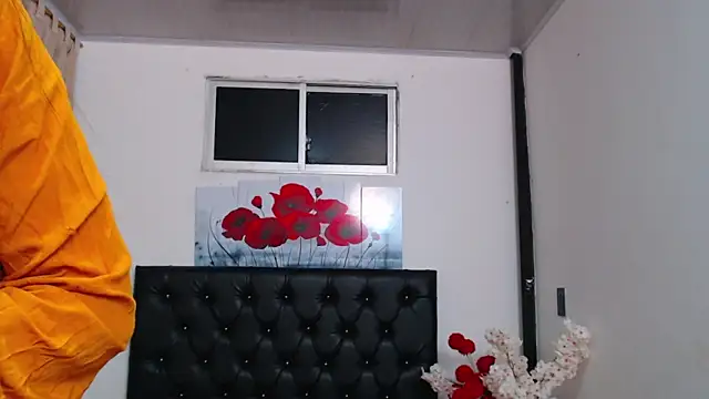 pinky_f00x's Live XXX Chat