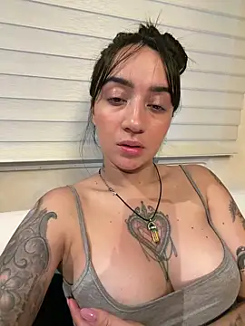 EmmyEvans1 Adlı Modelin Canlı XXX Sohbeti