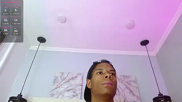 Show modela Santiago_Ortiz_ na web-kameri