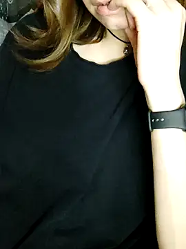 Aashikalaa Adlı Modelin Canlı XXX Sohbeti