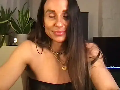 GluteQueenE's Live XXX Chat