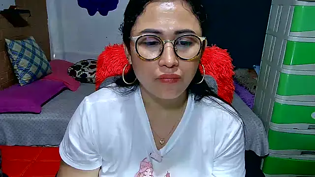 Ugly-Filipina Adlı Modelin Canlı XXX Sohbeti