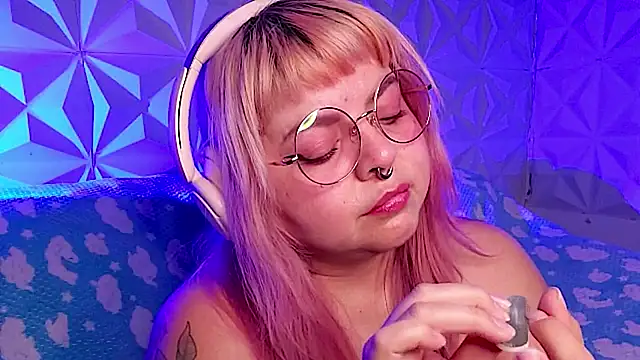 Satyn_doll élő XXX-chatje