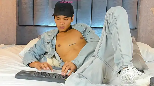 Alejandroo_Montenegro 即時 XXX 聊天