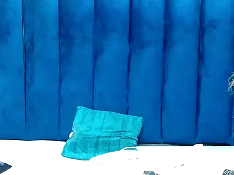 HotSmallTits' Live XXX Chat