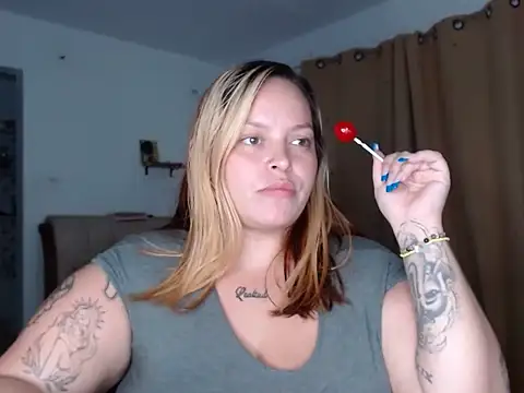 Angiegranados: διαδικτυακό σόου στην κάμερα