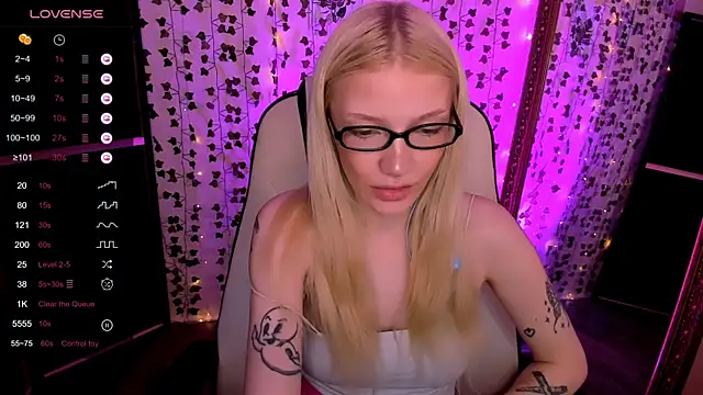 Show modela AnyaTaylor_ na web-kameri