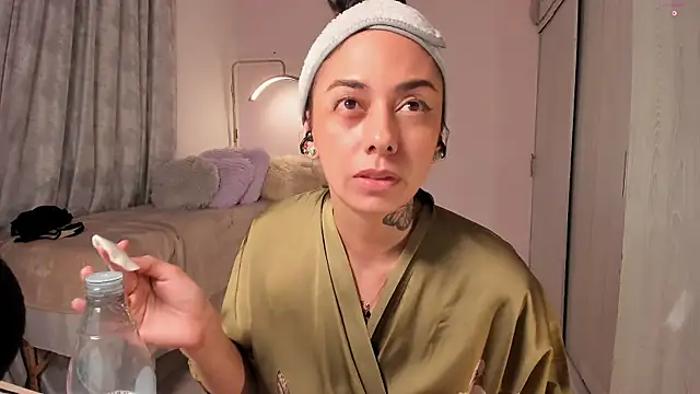 Chat +18 de MiissCanela ao vivo